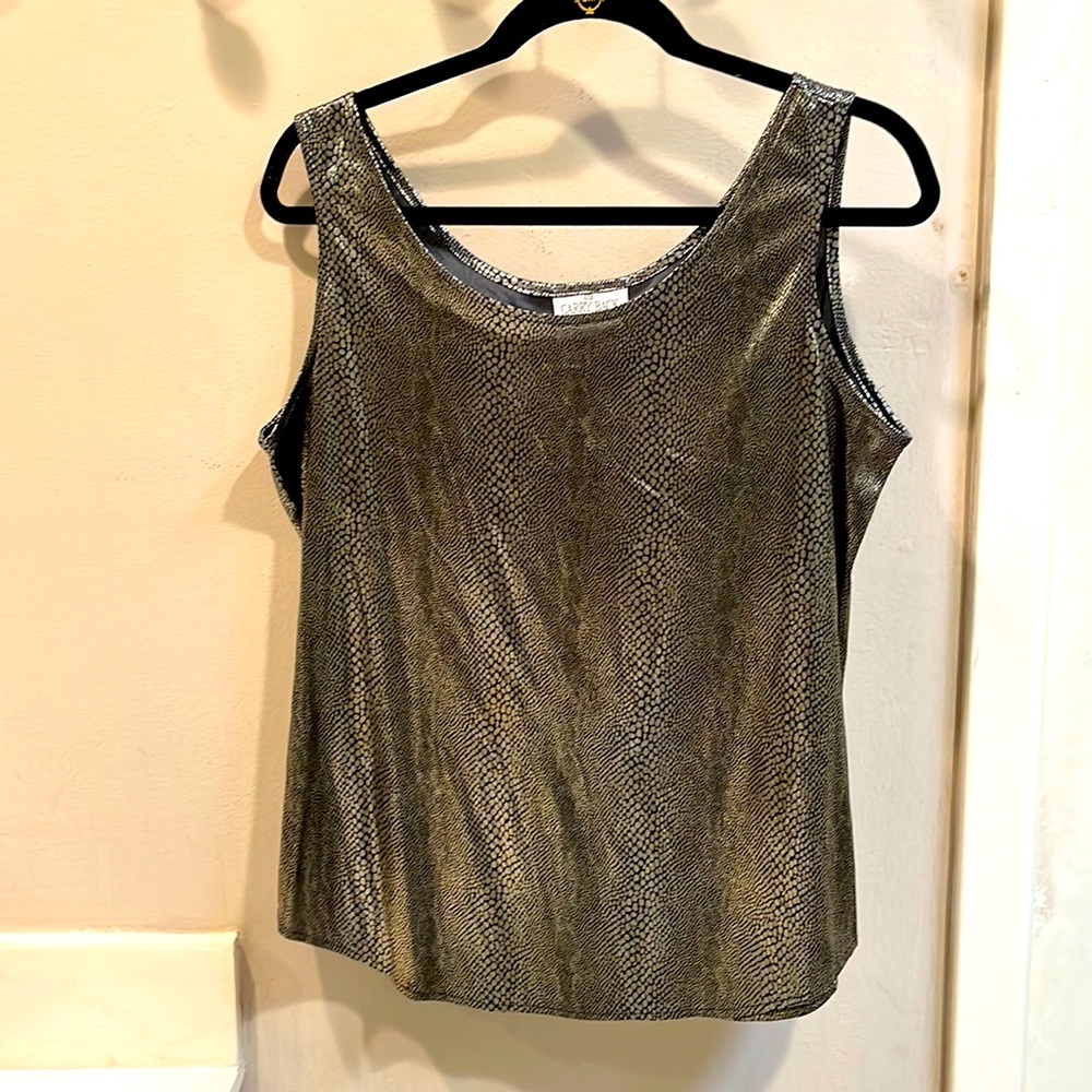 Metallic patterned shell